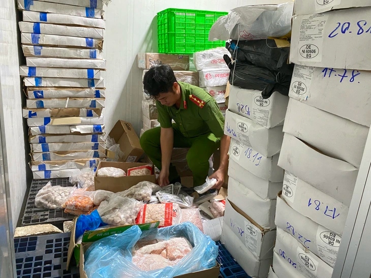 Công an phát hiện gần 70 tấn vú heo, sụn gà không rõ nguồn gốc trong 3 kho lạnh ở TP.HCM